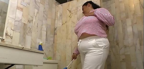  Latina BBW Rosaly makes cleaning the bathroom a bliss